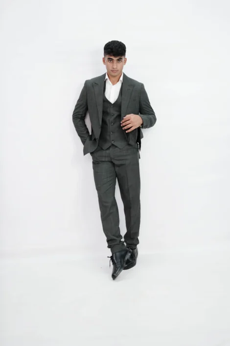 3-Piece Charcoal suit - Custom Fit High-End Formalwear for Every Occasion